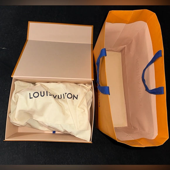 Louis Vuitton AV. Sling Bag in Monogram Canvas - Picture 3 of 7